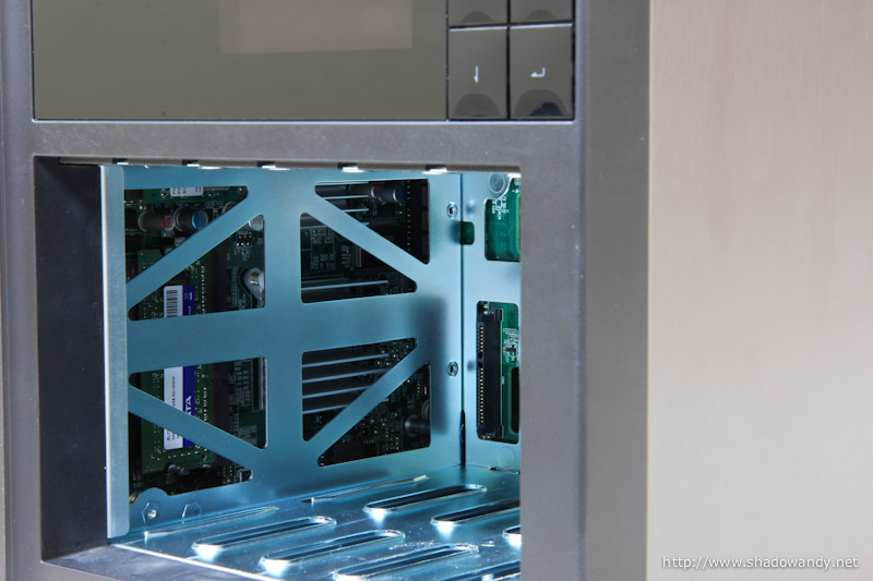 ASUSTOR AS-606T - DDR3 RAM module on the left. Add another 2GB to it?
