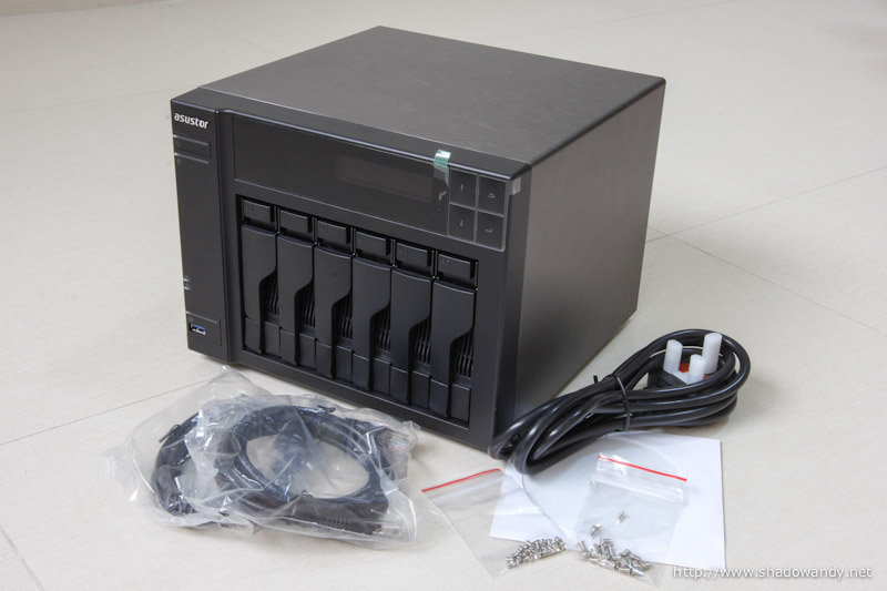 ASUSTOR AS-606T - The package: AS-606T 6-bay NAS, 2 LAN cables, power cable, 2 packs of screws, quick start CD