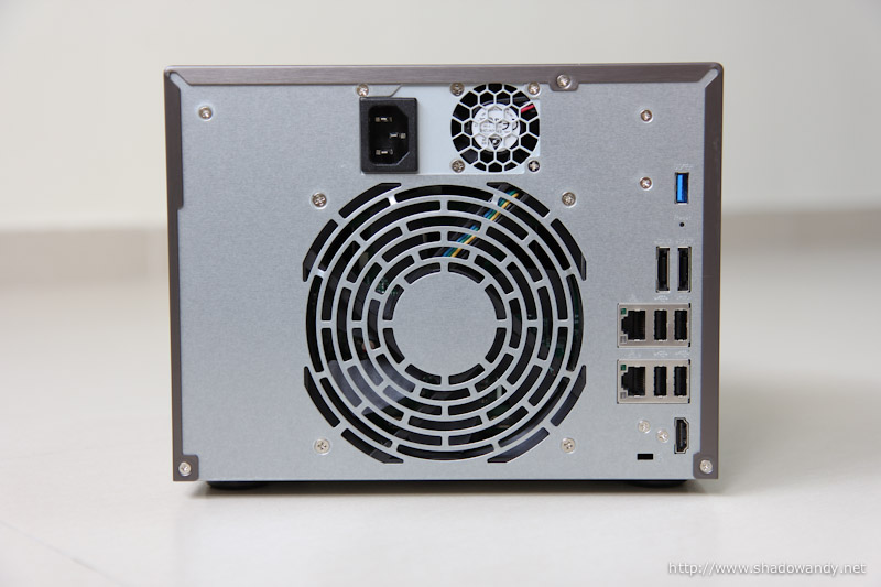 ASUSTOR AS-606T - The back of the AS-606T