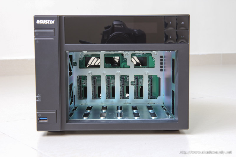 ASUSTOR AS-606T - Looking inside the drive bay. Looks spacious and airy enough for the drives to sit in