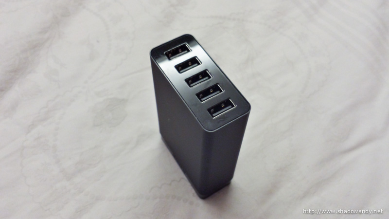 Another picture of the 5 quick charge ports