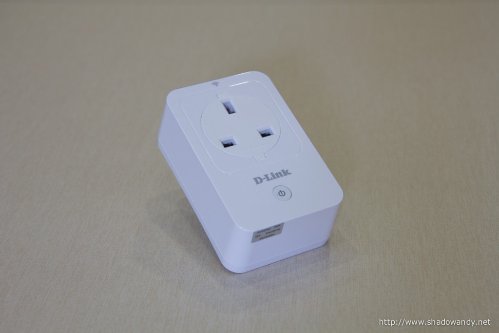 SG/UK 3-pin socket and a power button to toggle the state of the socket.