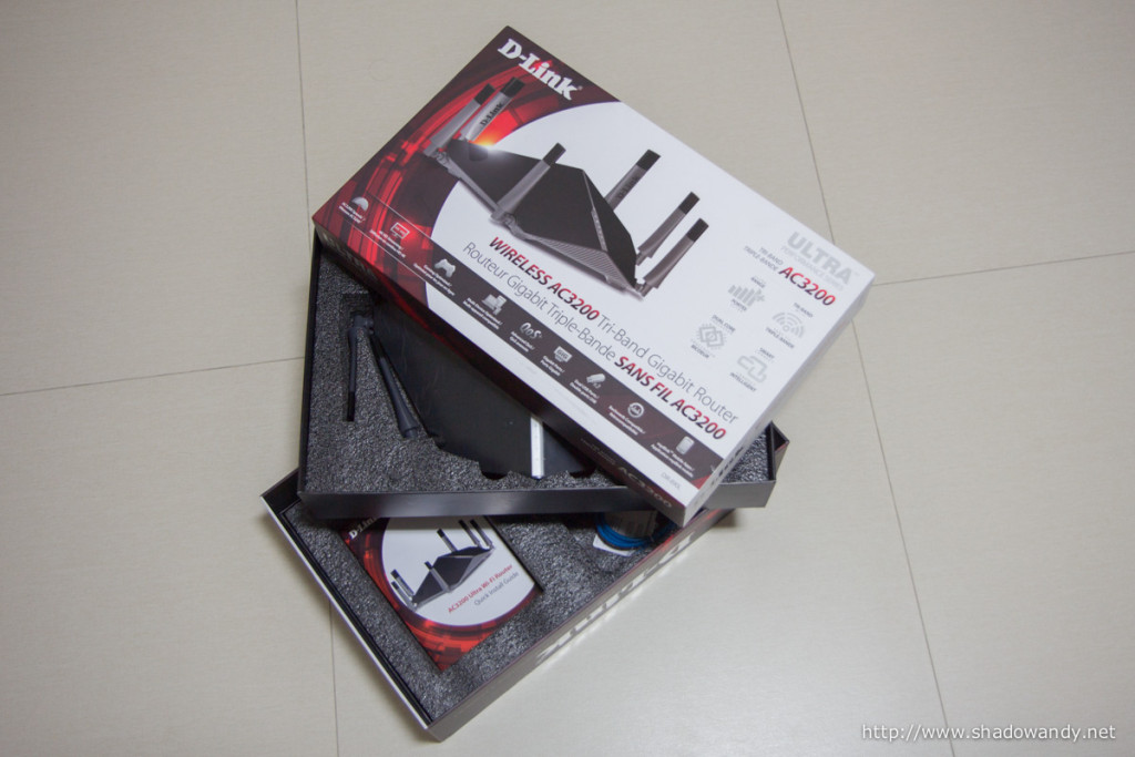 Instead of the usual "eggshell" packaging, D-Link decided to use polyurethane foam instead. Slots had been cut out for the DIR-890L, manuals, power cords, etc.