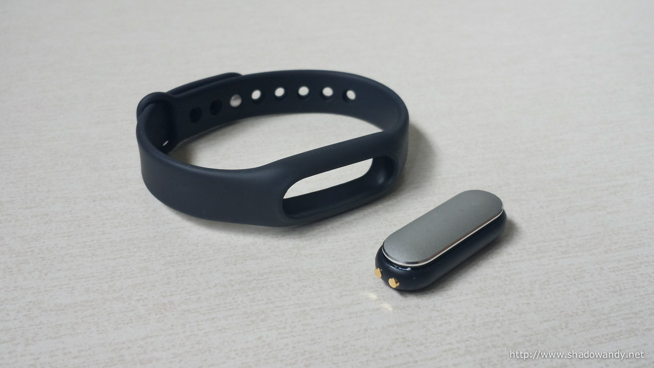 The fitness tracker pops out of the band!