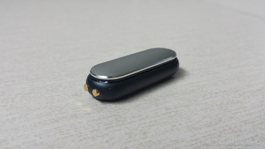The charging connectors on the fitness tracker