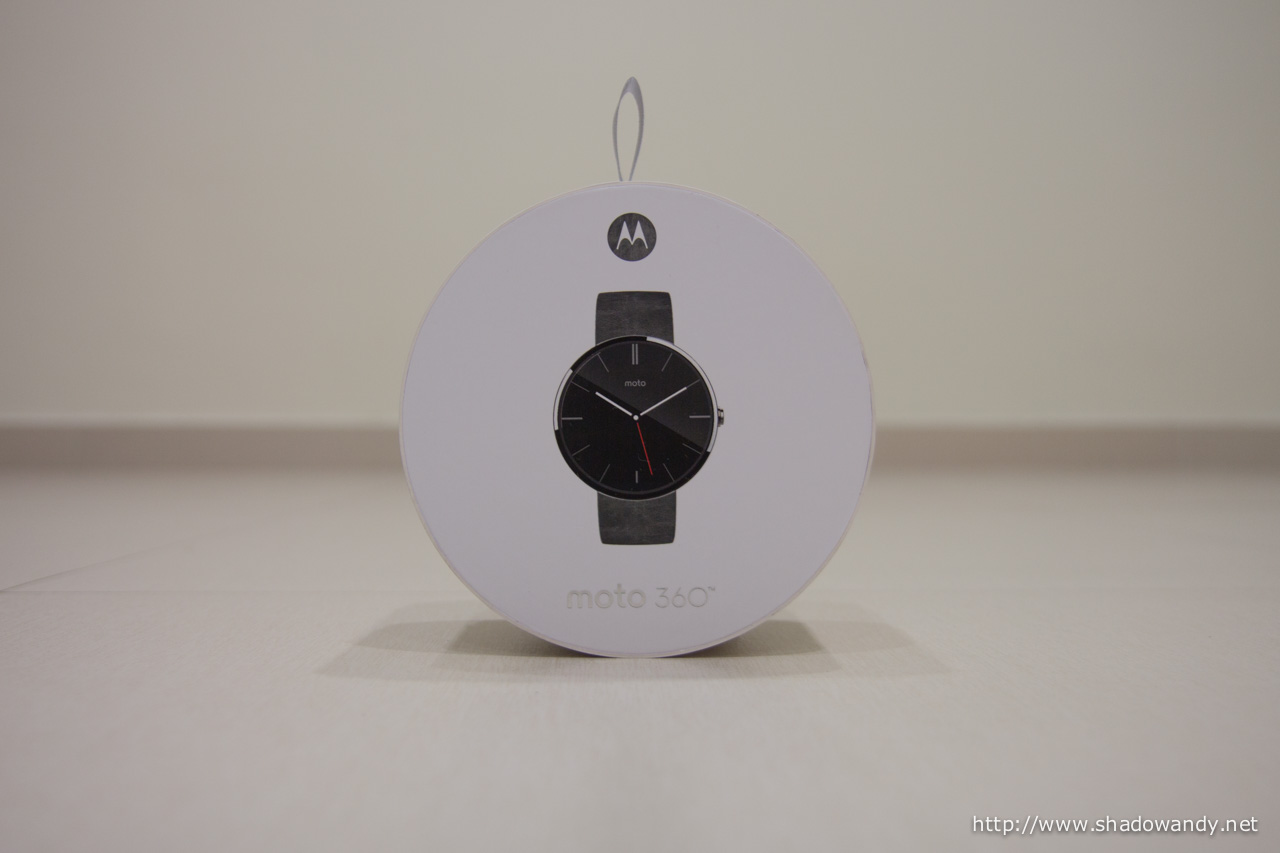 The simple exterior of the Moto 360 packaging. What's inside?