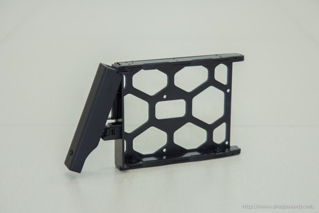 The disk tray has got a "clicky" push tray that pops out/ locks the tray handle in place. It also features a locking feature.