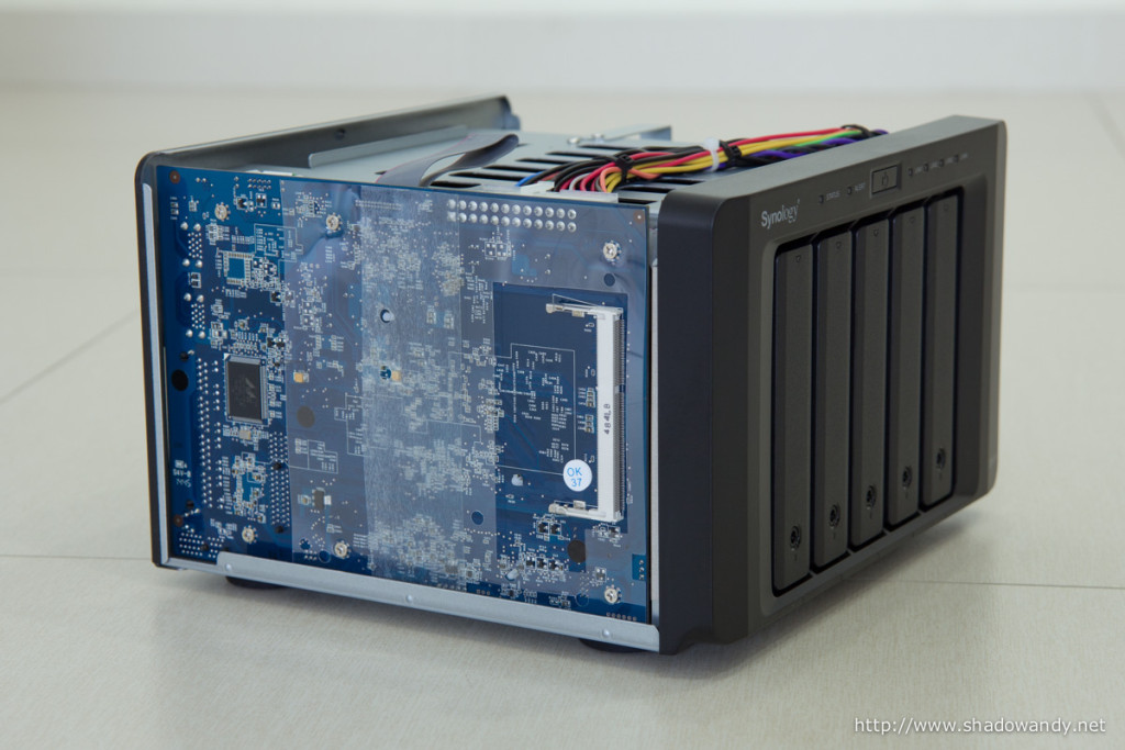 DS1515+ without its case. The 2nd RAM slot is exposed for installation.