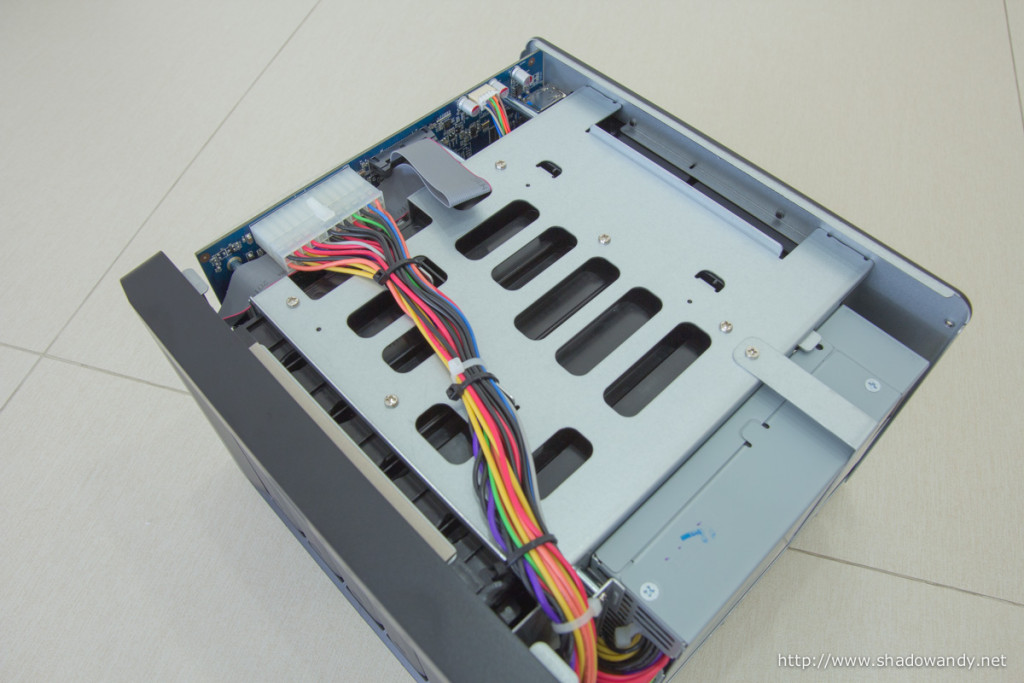 The power cable running across the DS1515+ chassis from the power supply to the mainboard.
