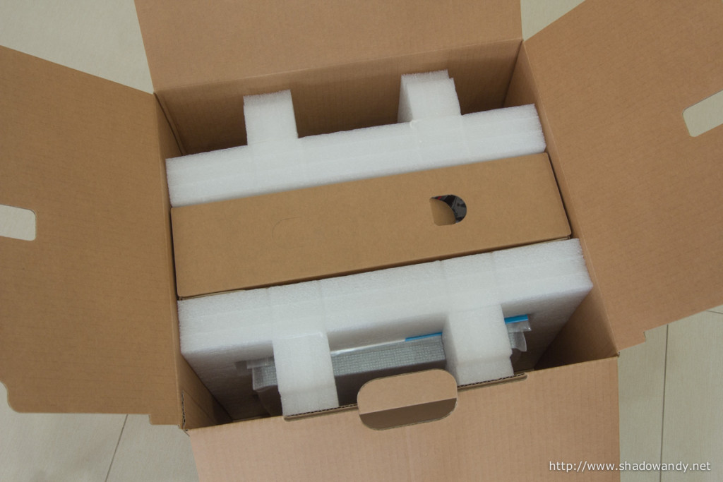 DS1515+ well protected by foam. The brown box hold the accessories like power cord, screws, etc.