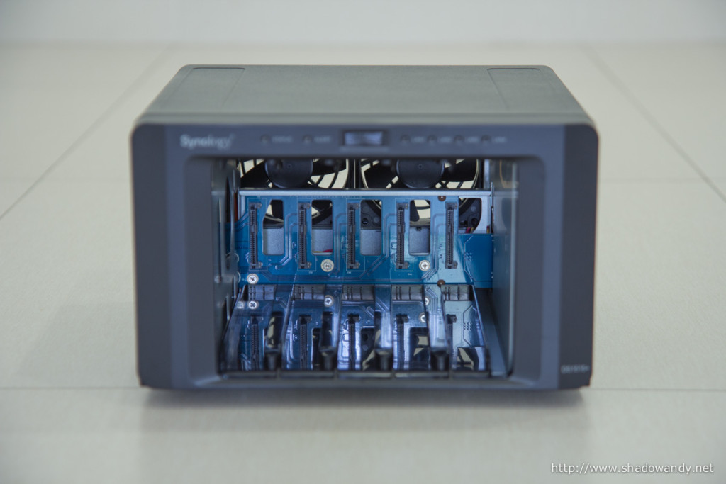 The hot swap backplane. The bay order is from left to right (disk bay 1 on the leftmost and disk bay 5 is the rightmost bay).