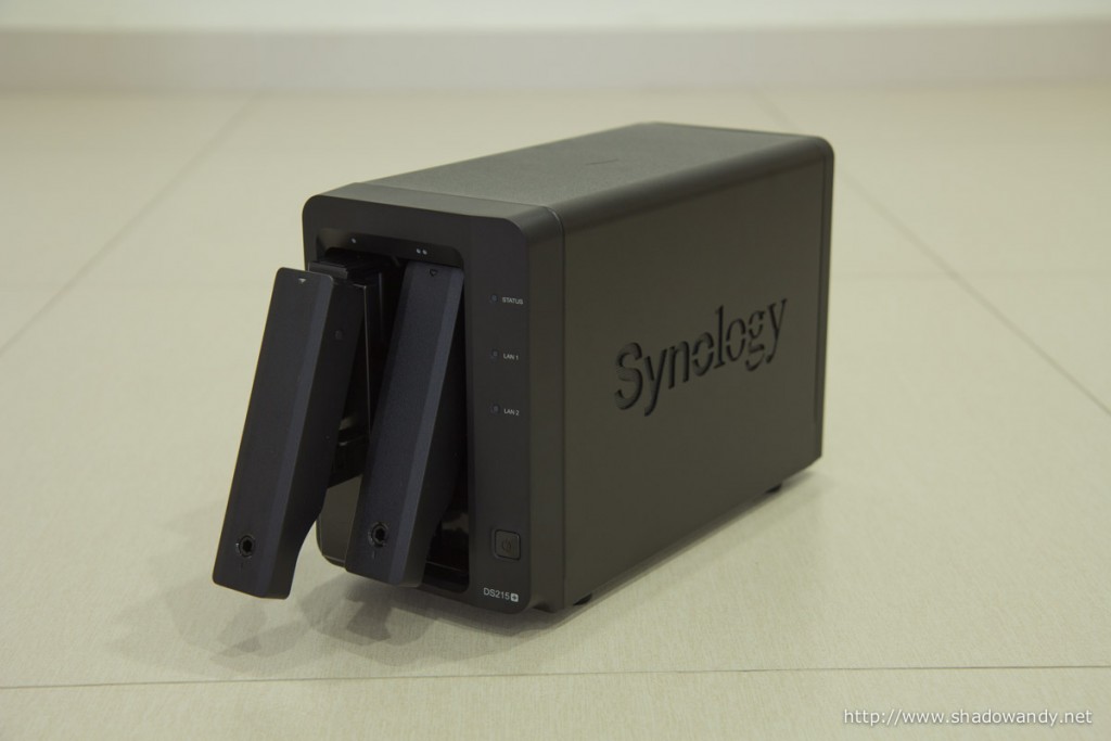 The front of the drive trays serves as handles to pull the hot swappable drives out.