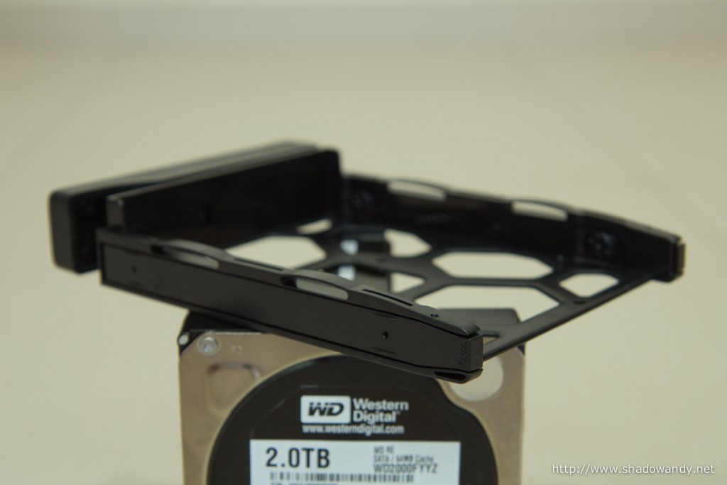 A screwless mounting tray for 3.5" hard drives. Simple snap the drive in place.