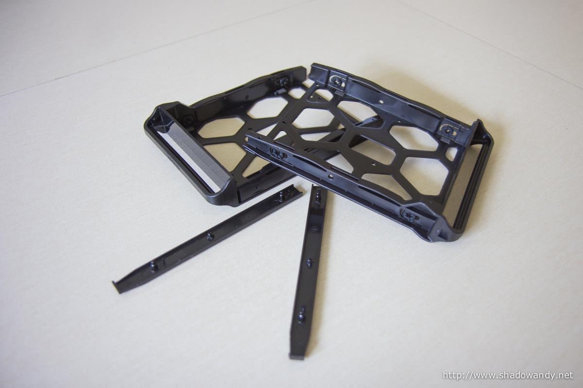Drive trays that don't require any tools to install 3.5" hard disks