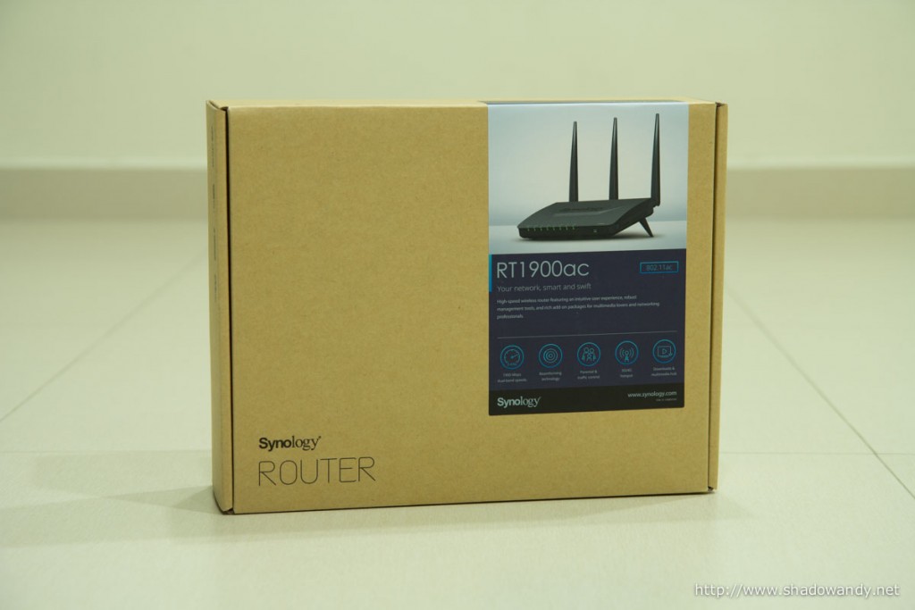 The Synology RT1900ac, like most of its NAS peers, arrived in a brown carton packaging with stickers and prints highlighting its features.