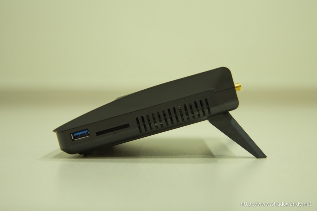 On this side of the Synology RT1900ac is the USB3.0 port and SD card slot.
