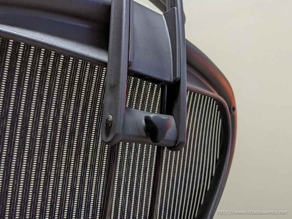 This knob adjusts the resistance of vertical (up/down) movement of the head support.