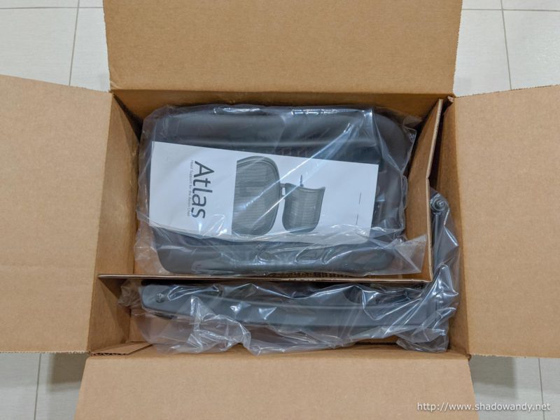 Unboxing the Atlas head support for Aeron chair.