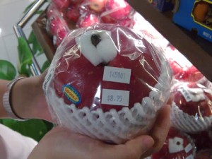 paragon_market_place_01 Huge apple