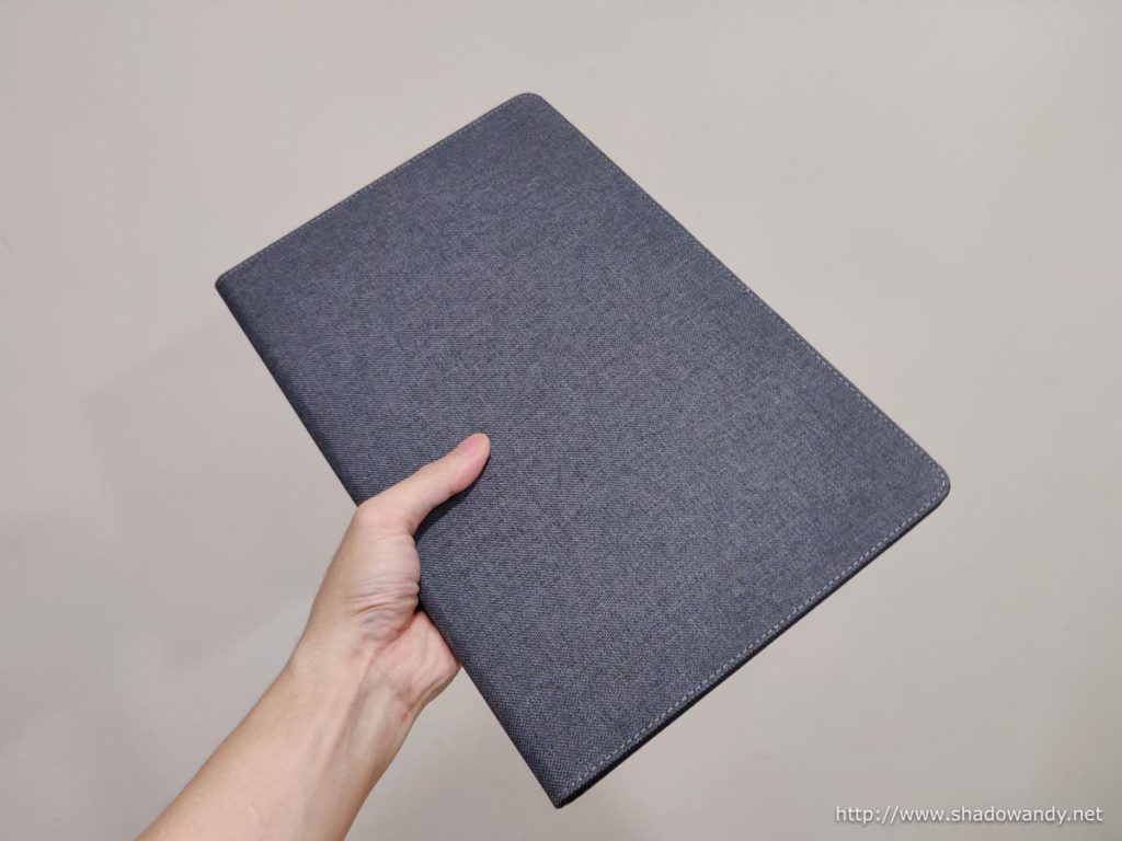 The Wistino 15.6-inch portable monitor comes in a nice sleeve. Small and portable too!