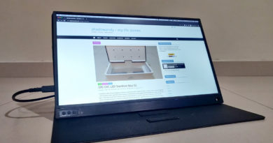 The Wistino 15.6-inch IPS portable monitor can be powered up via the USB-C display alone. No need to hook up to its own power source.
