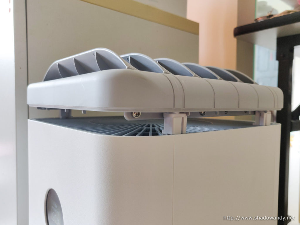 It clips onto the top of the Xiaomi Air Purifier 3H.